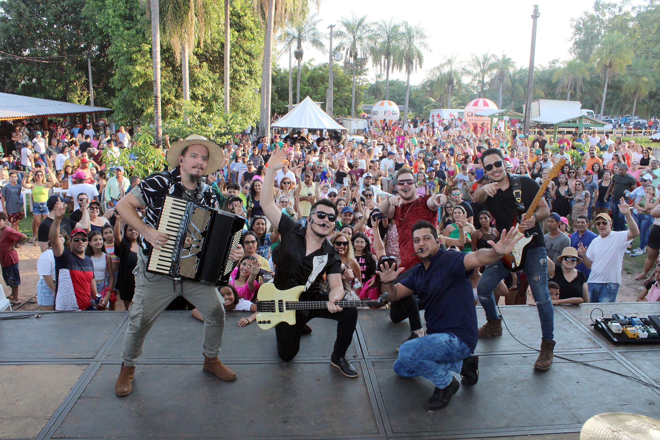 Com novo show, Grupo Tradição encanta o público no 5º Torneio de Pesca em Naviraí
