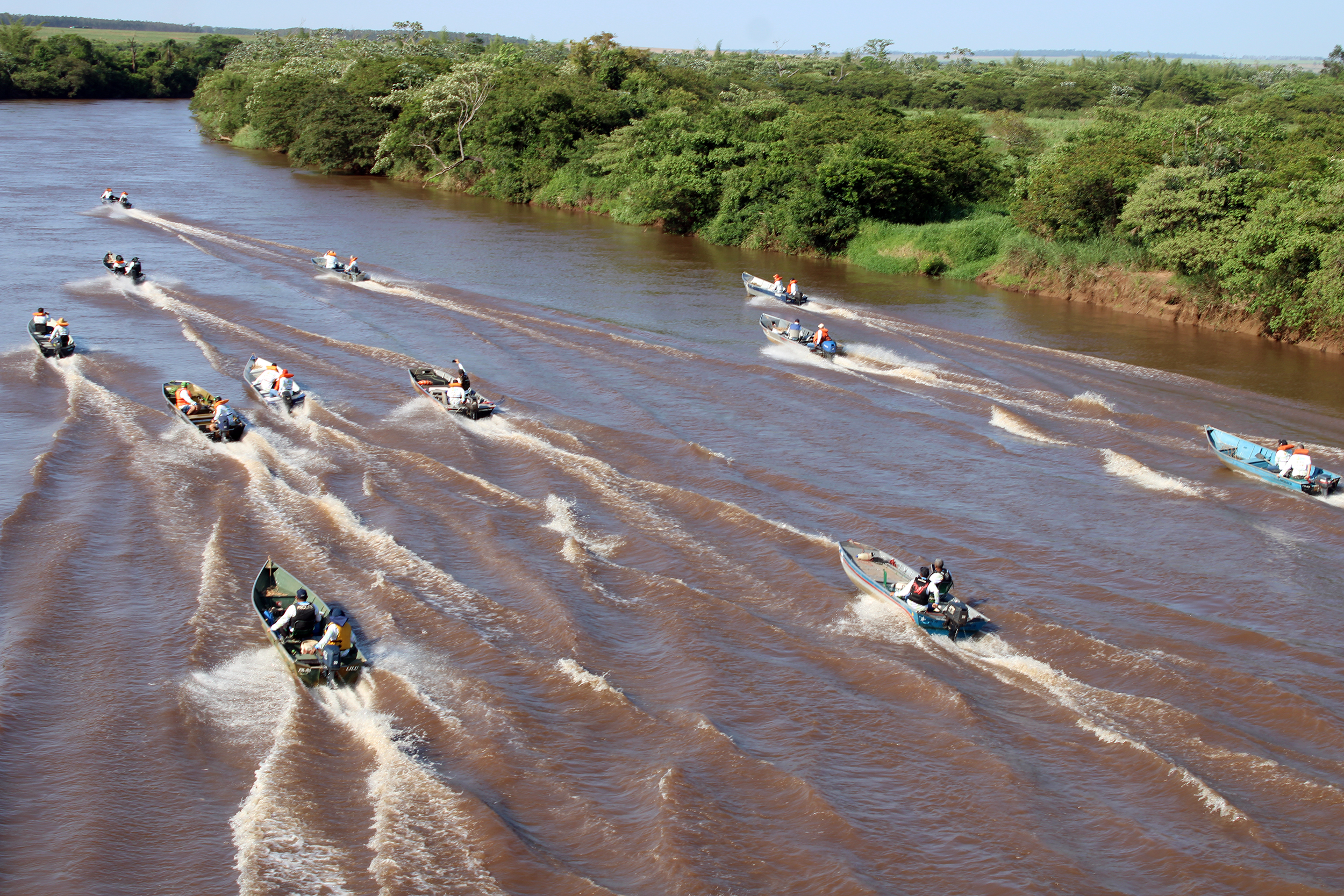 Setenta duplas de pescadores participaram do 5º Torneio de Pesca do Rio Amambai em Naviraí