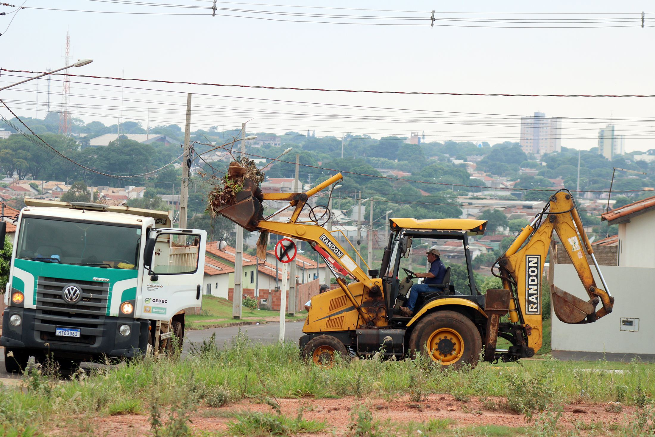 Prefeitura de Naviraí intensifica serviços de limpeza nos bairros do município