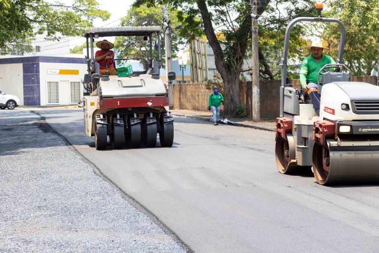 Prefeitura de Naviraí dá prosseguimento a recapeamentos nas vias públicas do município