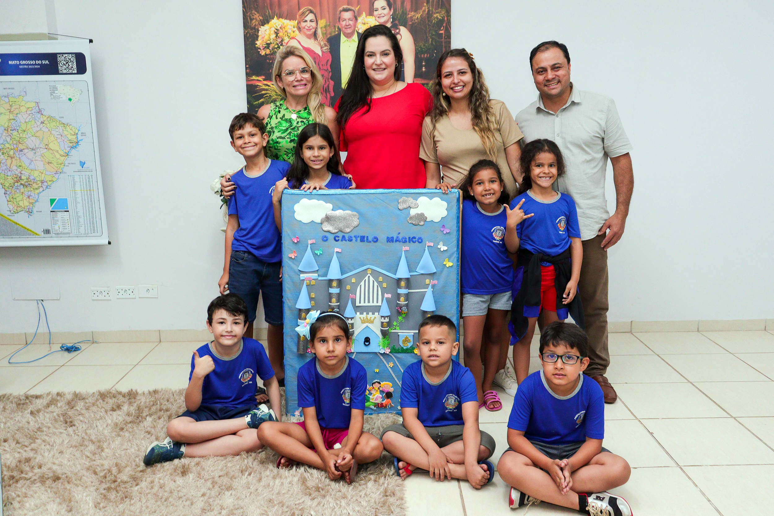 Prefeita recebe alunos da Extensão Luiz Carlos Mantoan que apresentam o livro “O Castelo Mágico”