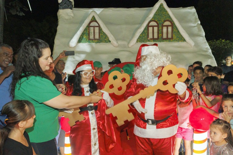 Vencedor do Concurso de Papai Noel dos Bairros de Naviraí é definido e prefeita entrega chave simbólica