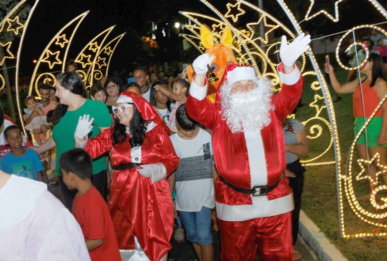 Espetáculo de Natal e entrega da Casa do Papai Noel no Parque Sucupira encantam Naviraí