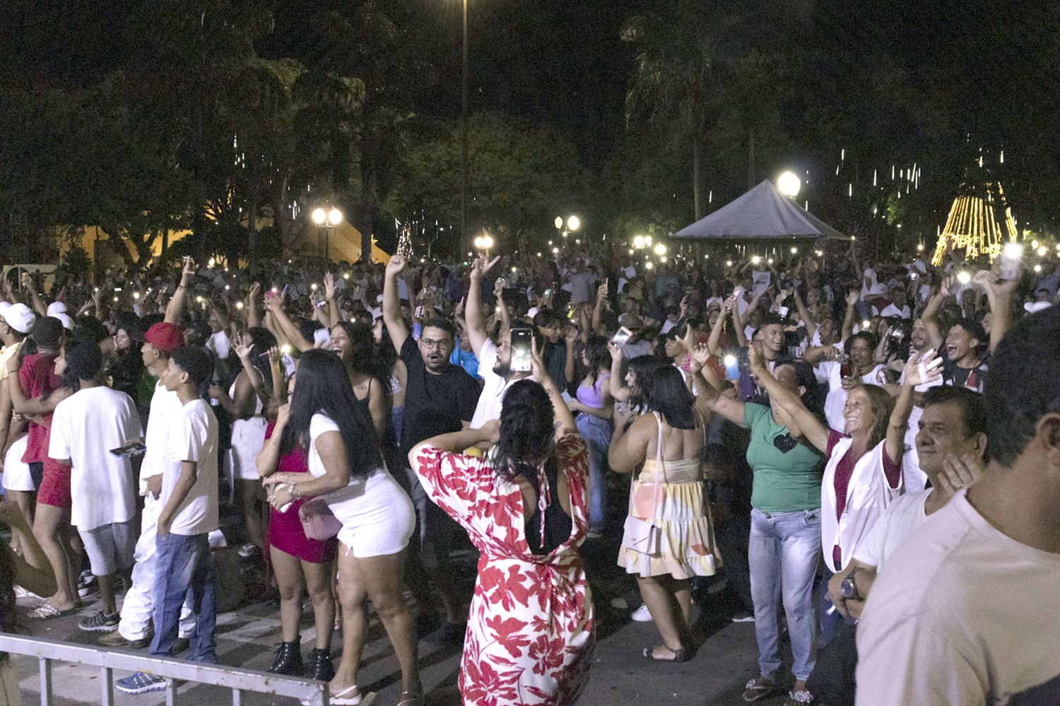 Chegada de 2024 foi celebrada com a população lotando a praça central de Naviraí