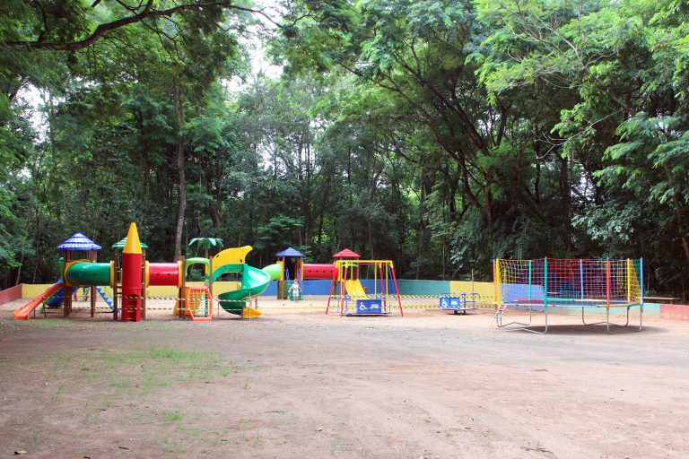 Prefeitura de Naviraí adquire novos brinquedos para o playground do Parque Municipal do Cumandaí