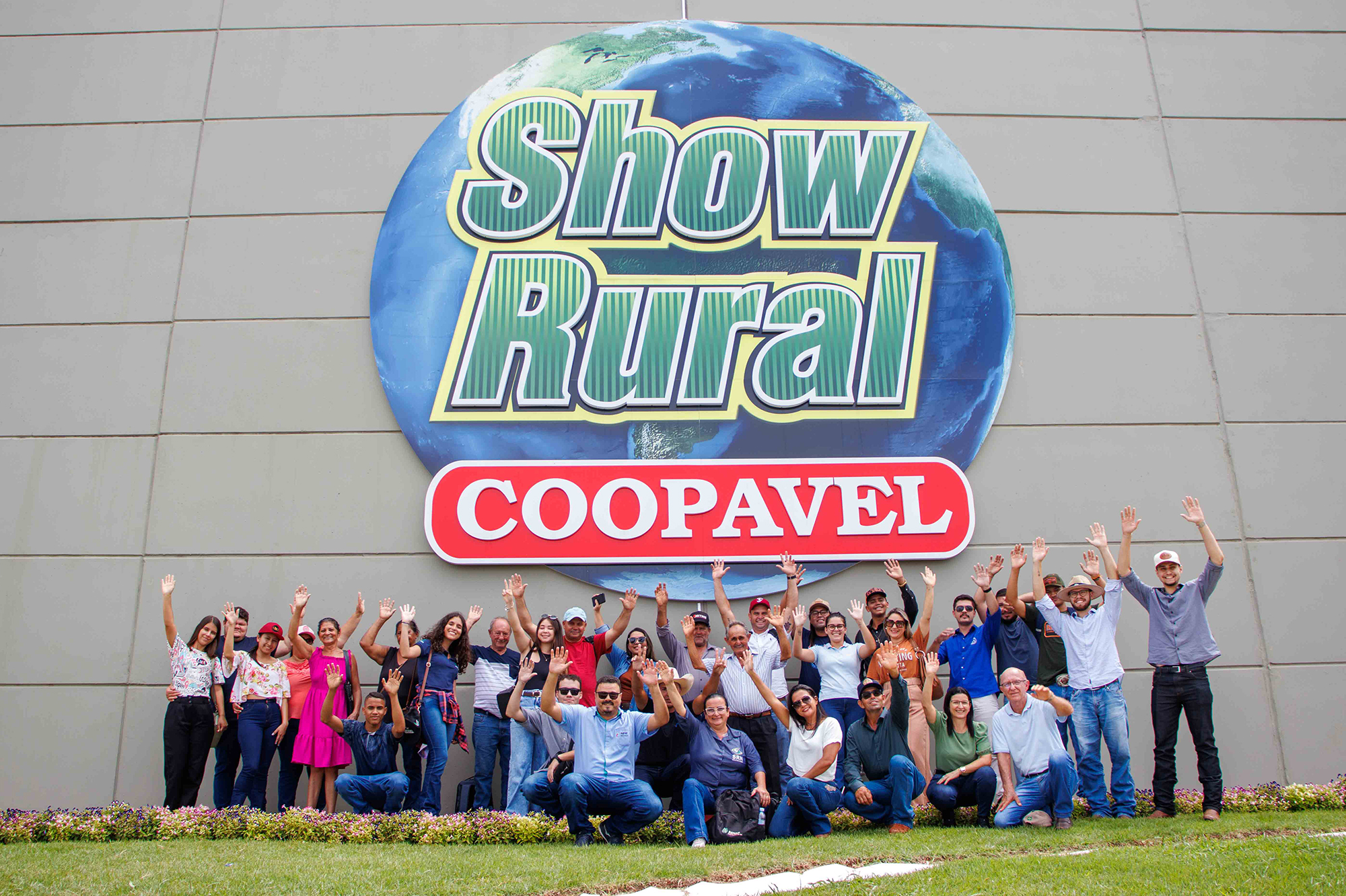 Prefeitura de Naviraí leva estudantes e agricultores familiares para visita técnica a Show Rural Coopavel