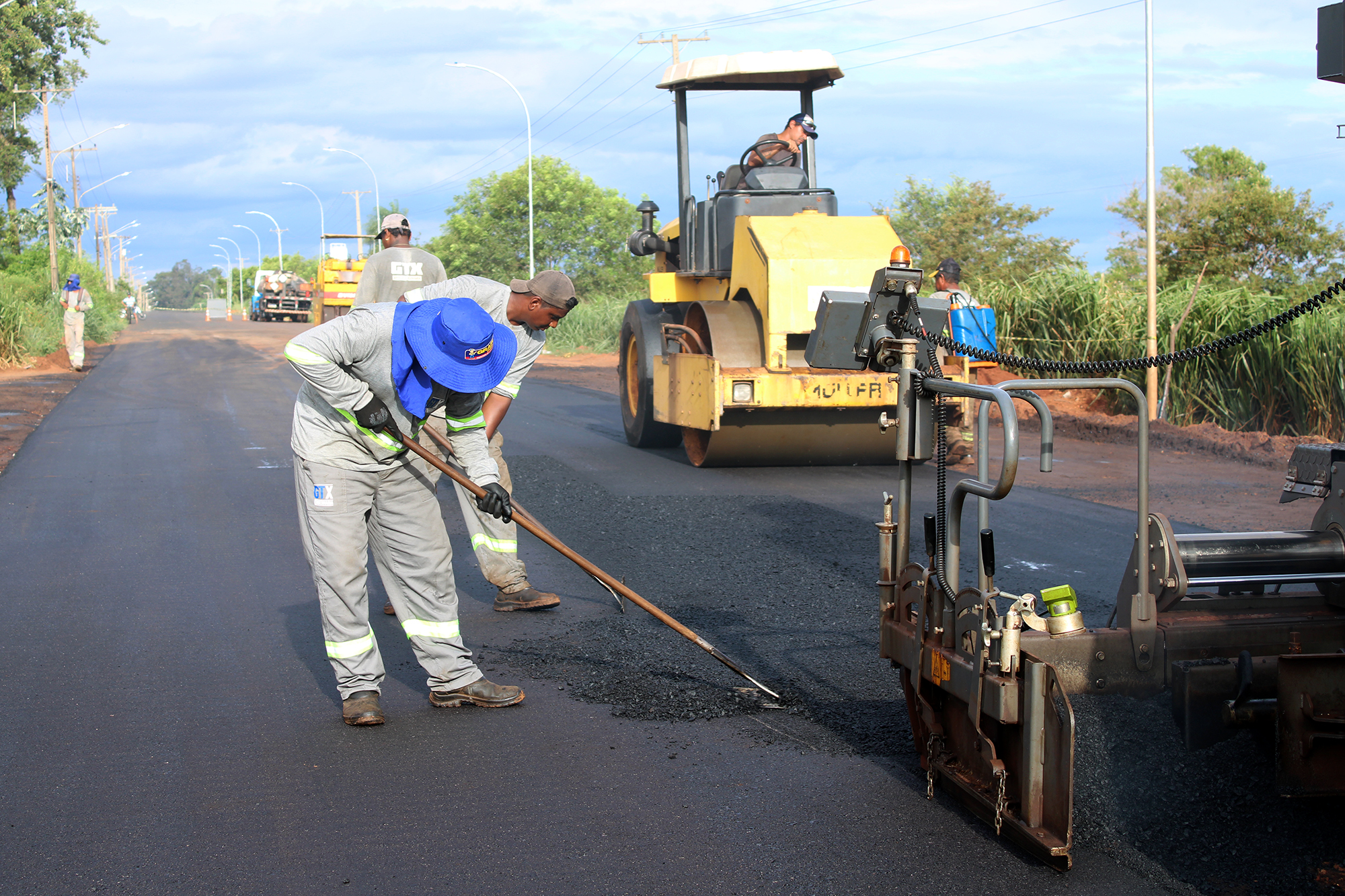 Prossegue a obra de recapeamento, novo asfalto e iluminação de LED na Avenida Mato Grosso