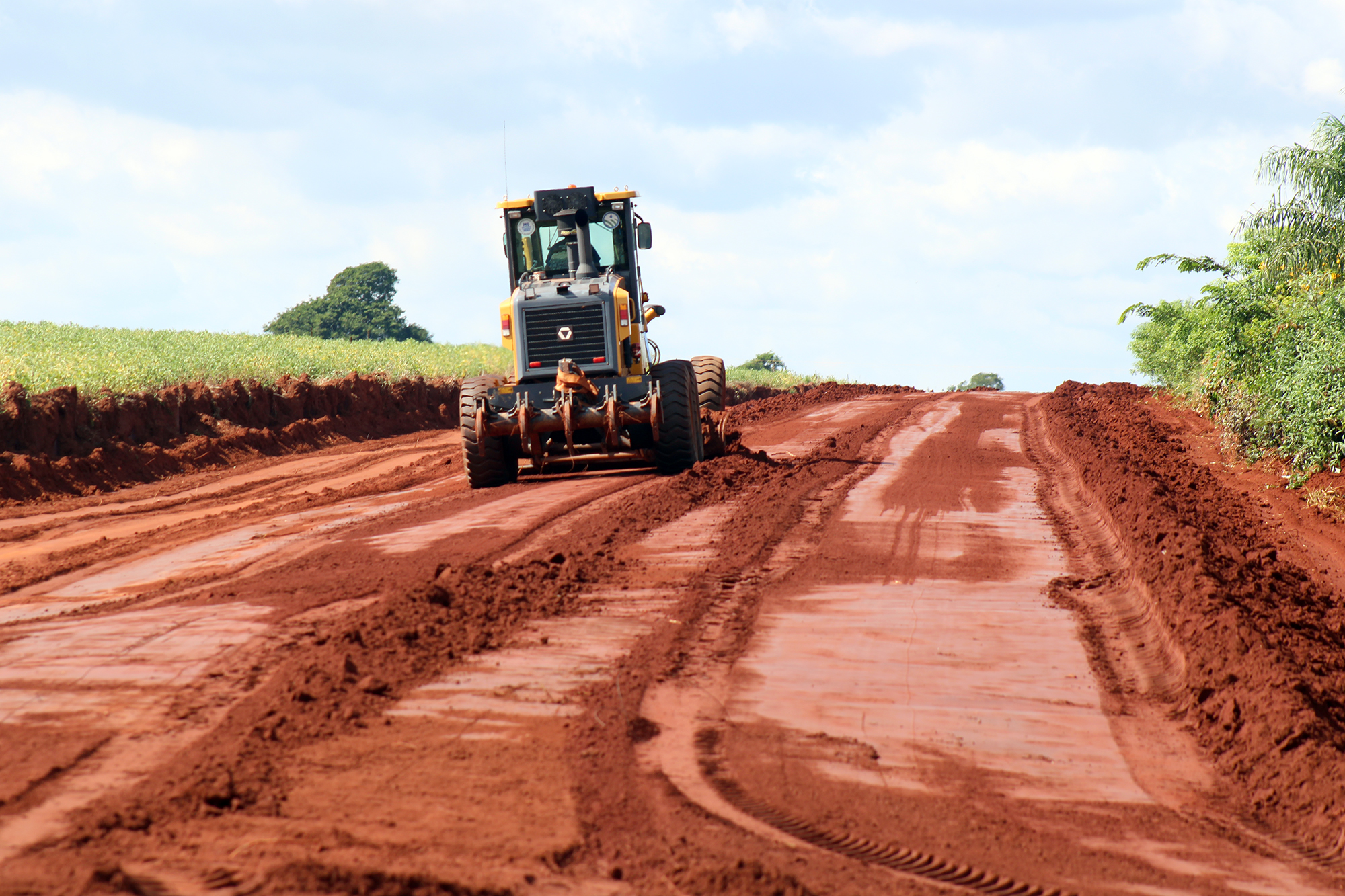 Prefeitura de Naviraí realiza manutenção nas estradas rurais para garantir o escoamento das safras