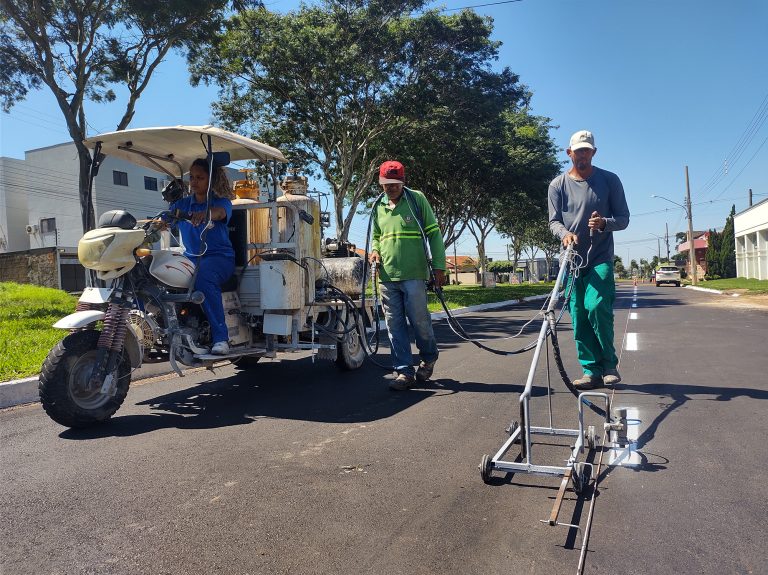 Prefeitura de Naviraí intensifica a restauração da sinalização horizontal de vias públicas do município