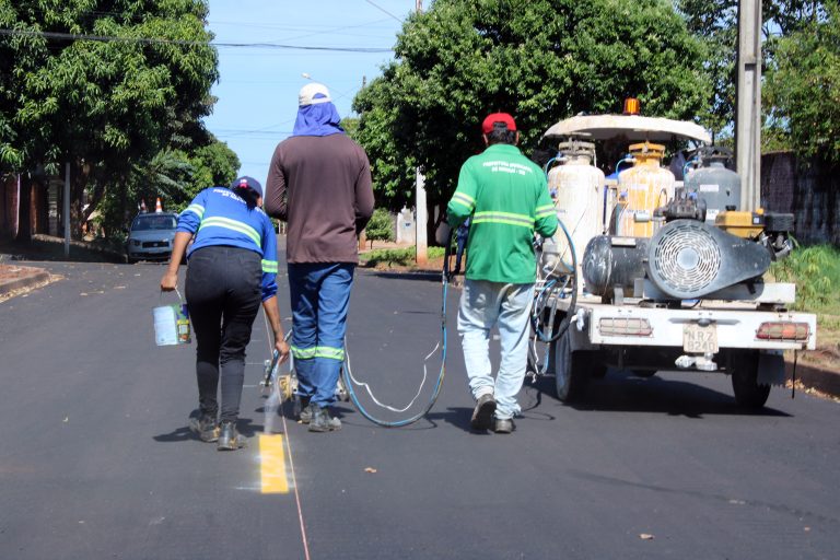 Prefeitura de Naviraí revitaliza sinalização de trânsito de ruas recapeadas no bairro Odércio de Matos