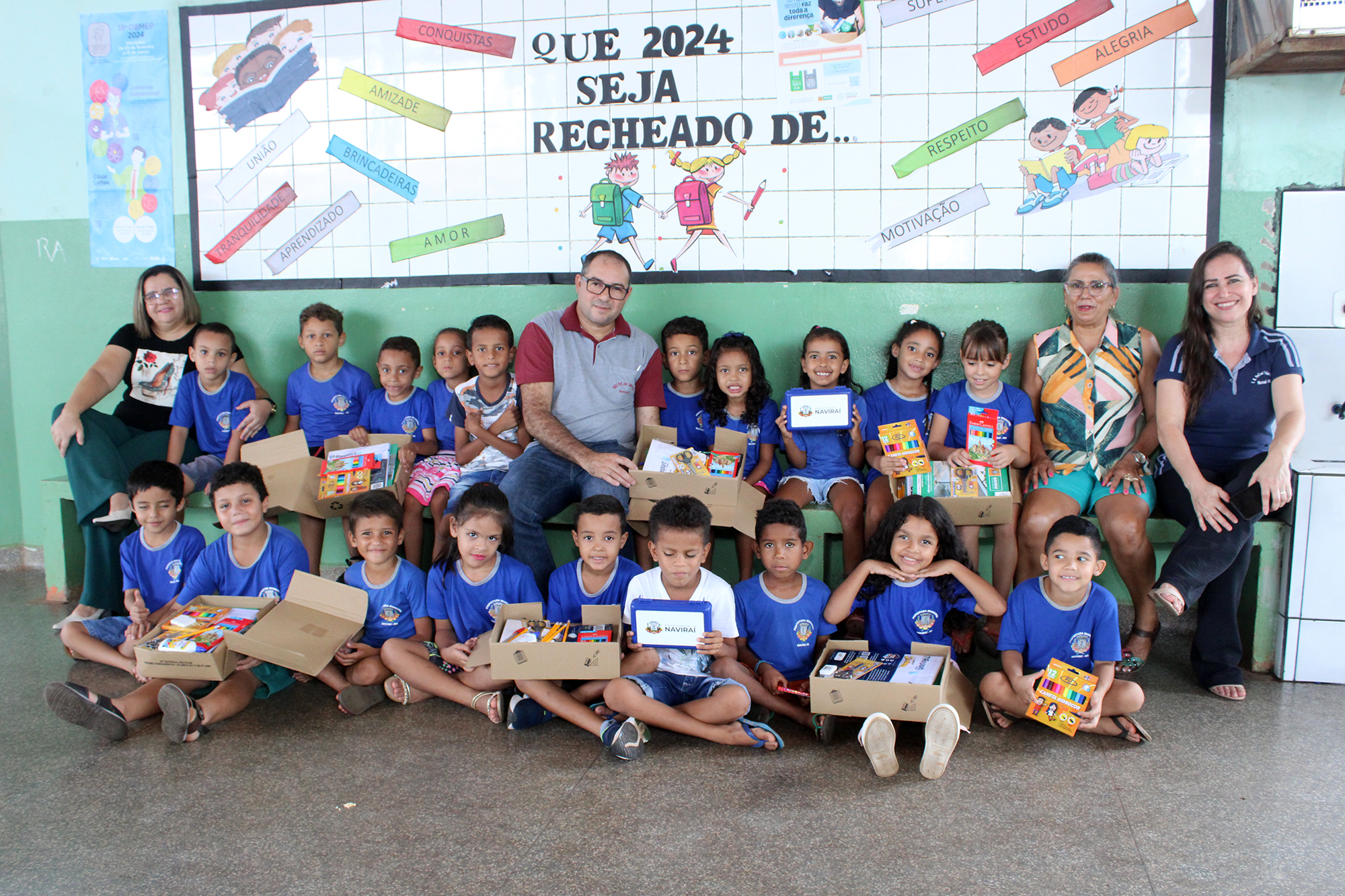 Alunos da Rede Municipal de Ensino de Naviraí começam a receber os kits escolares adquiridos pela Prefeitura