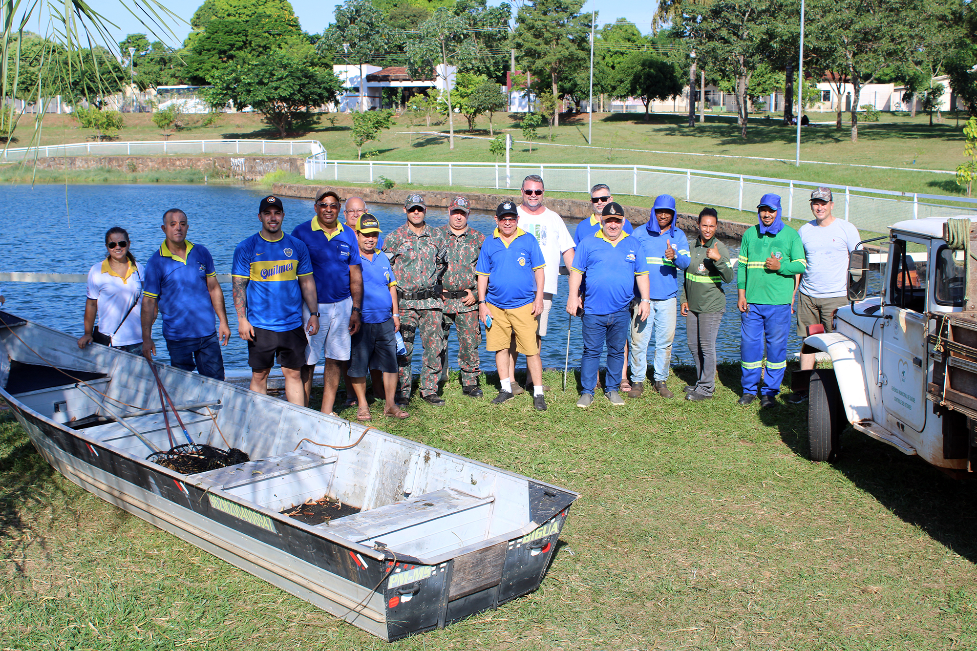 Ação conjunta em Naviraí promove limpeza no lago do Parque Sucupira