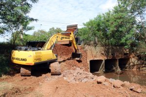 Prefeitura de Naviraí executa obra de contenção de processo erosivo em canalização do Córrego do Touro na Av. Amambai