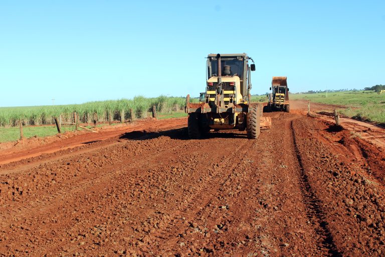 Prefeitura de Naviraí trabalha na manutenção das estradas rurais para o escoamento das safras