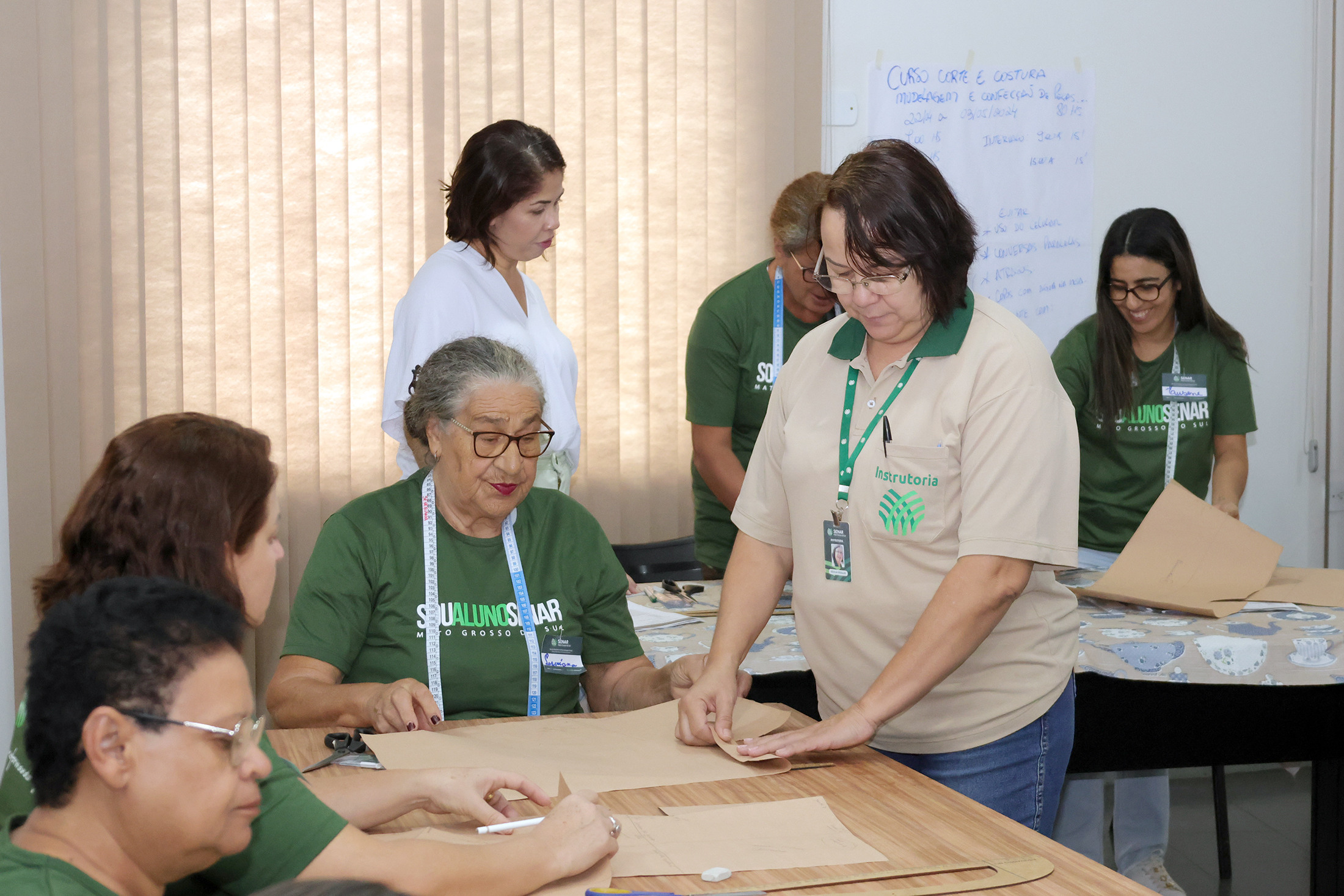 Curso gratuito de corte, costura, modelagem e confecção de peças está em andamento em Naviraí