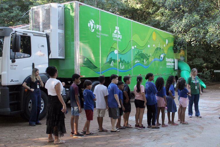 Em parceria com a Prefeitura, Naviraí recebeu o caminhão itinerante da Expedição do Conhecimento
