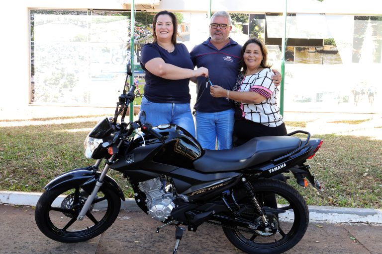 Prefeitura de Naviraí entrega mais uma moto sorteada na Campanha IPTU 2024 em Dia dá Prêmios
