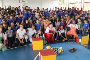 Escolas da Rede Municipal de Naviraí recebem o espetáculo “Os Botões das Camisas e das Rosas”