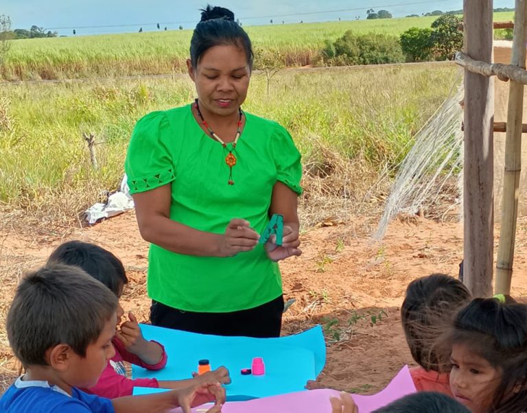 Educação de Naviraí leva projeto de contação de histórias aos alunos da comunidade indígena Kurupi