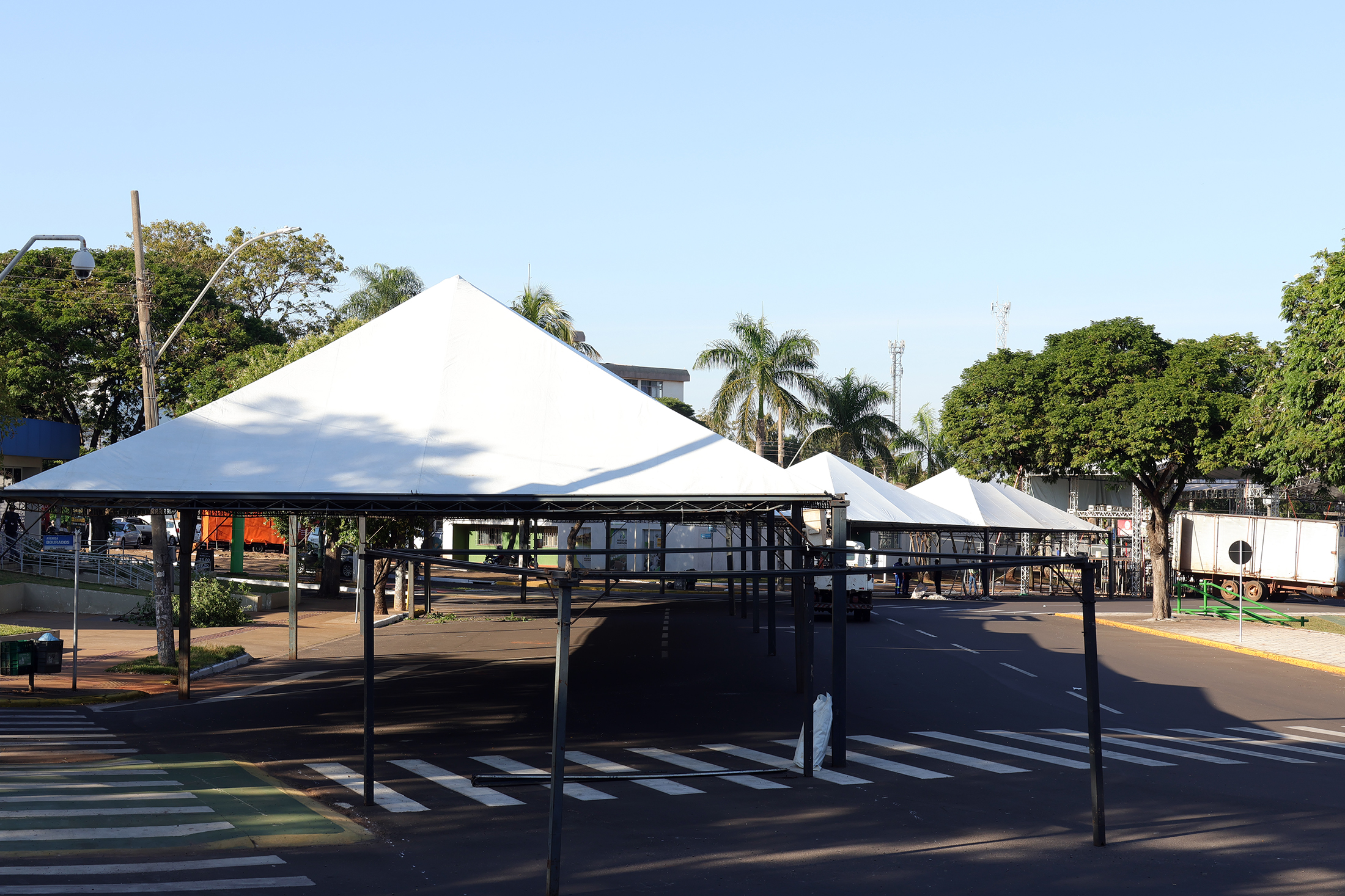 Montagem das estruturas da 21ª FEJUNAVI está em execução para início da maior festa cultural da região