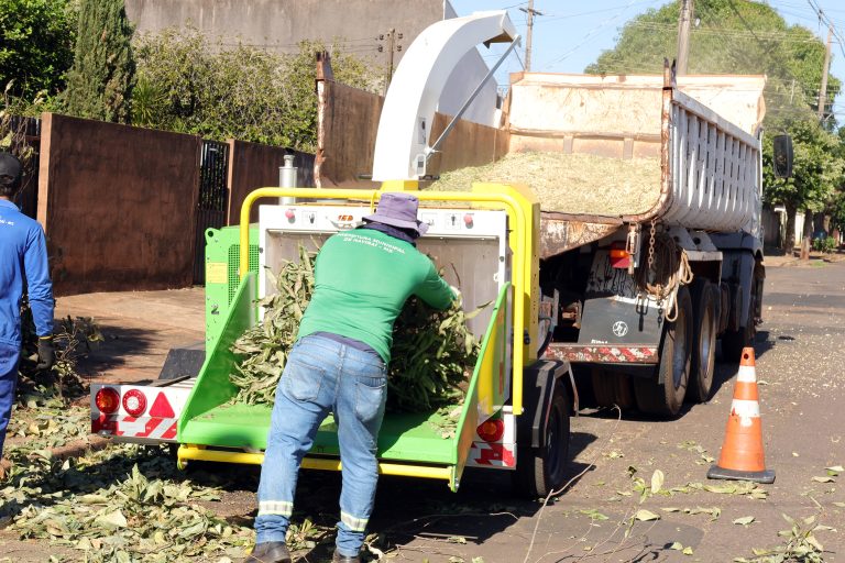 Prefeitura de Naviraí recebe trituradores de galhos para reforço na limpeza das vias públicas
