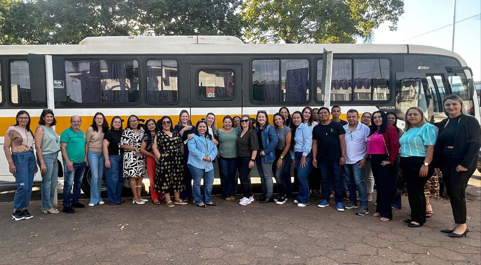Professores de Naviraí participam de palestra com o escritor Fabrício Carpinejar em Dourados