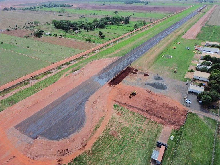 Aeroporto de Naviraí passa por obra de restauração e ampliação da pista de pousos e decolagens