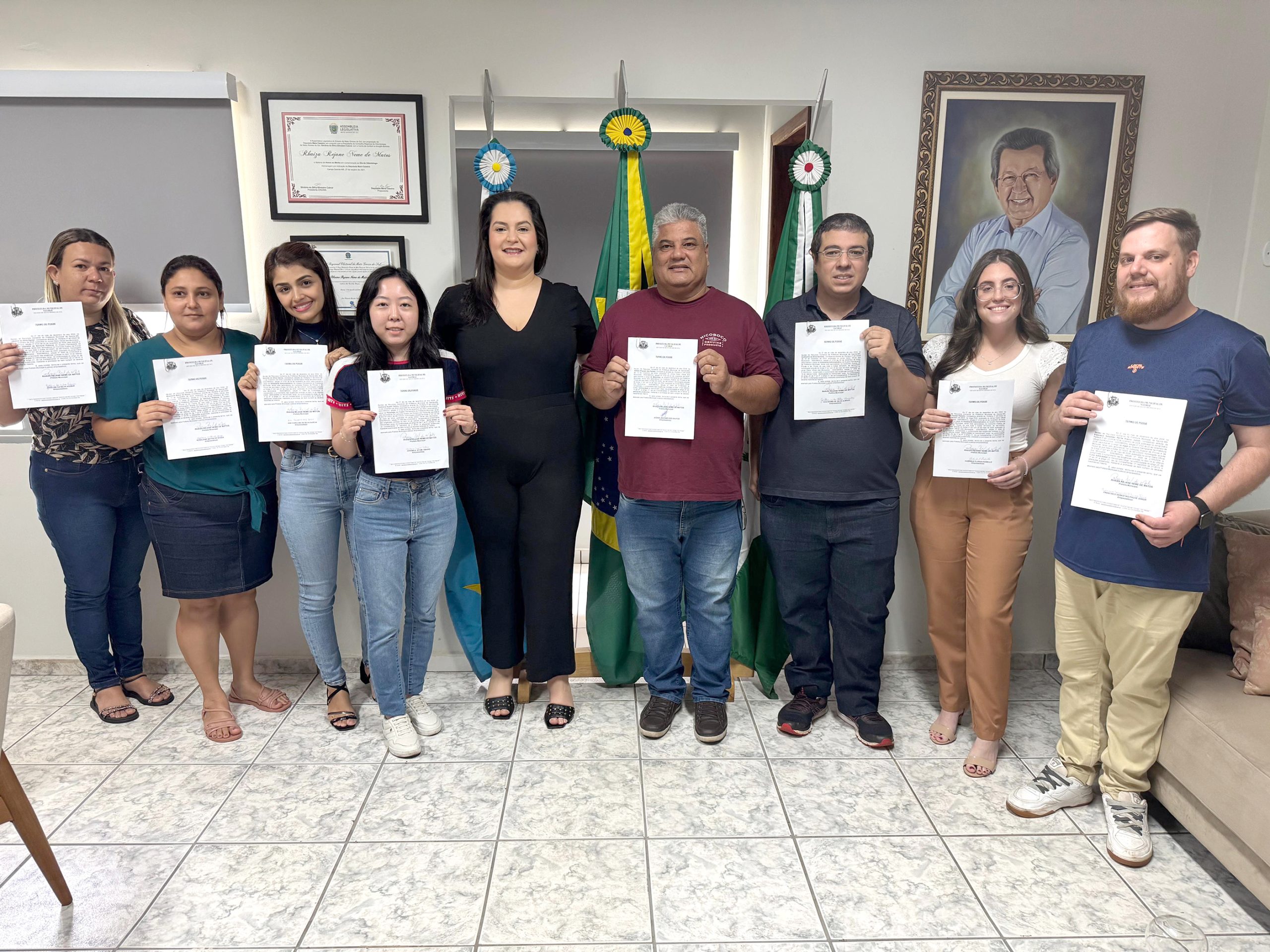 Prefeita dá posse a mais 17 servidores e atual gestão do Governo de Naviraí alcança marca de 333 novos efetivos