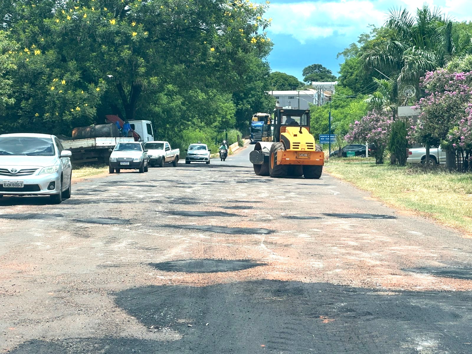 Serviços Públicos elimina buracos nos altos da Av. Weimar próximo à ponte do córrego Cumandaí