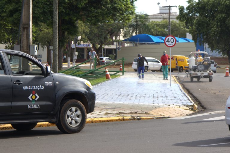 Núcleo Municipal de Trânsito executa revitalização em torno da Praça Central de Naviraí