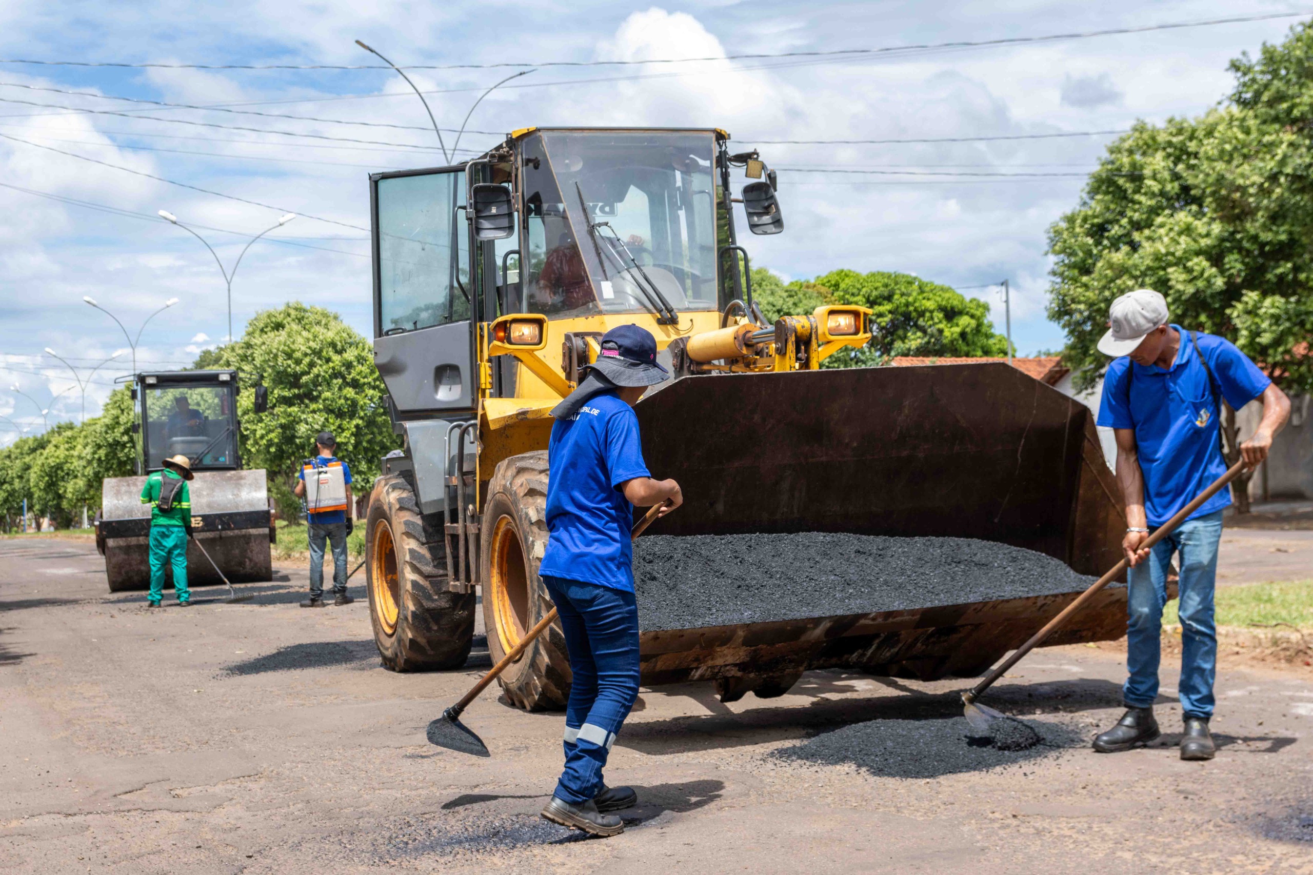 Governo de Naviraí executa limpeza geral e tapa buracos na Avenida Miguel Sotani
