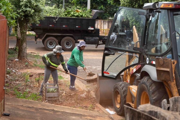 Cinco frentes de serviços em bairros e escolas de Naviraí executaram diversas melhorias