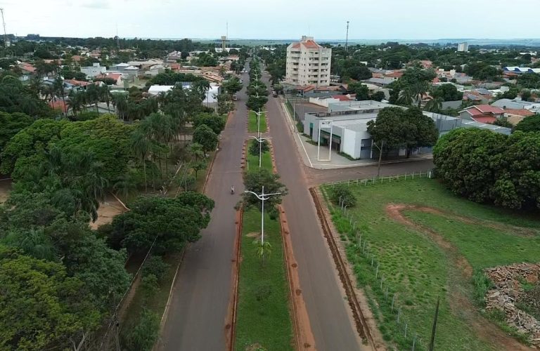 Serviços Públicos de Naviraí executa manutenção urbanística na Avenida Bataguassu