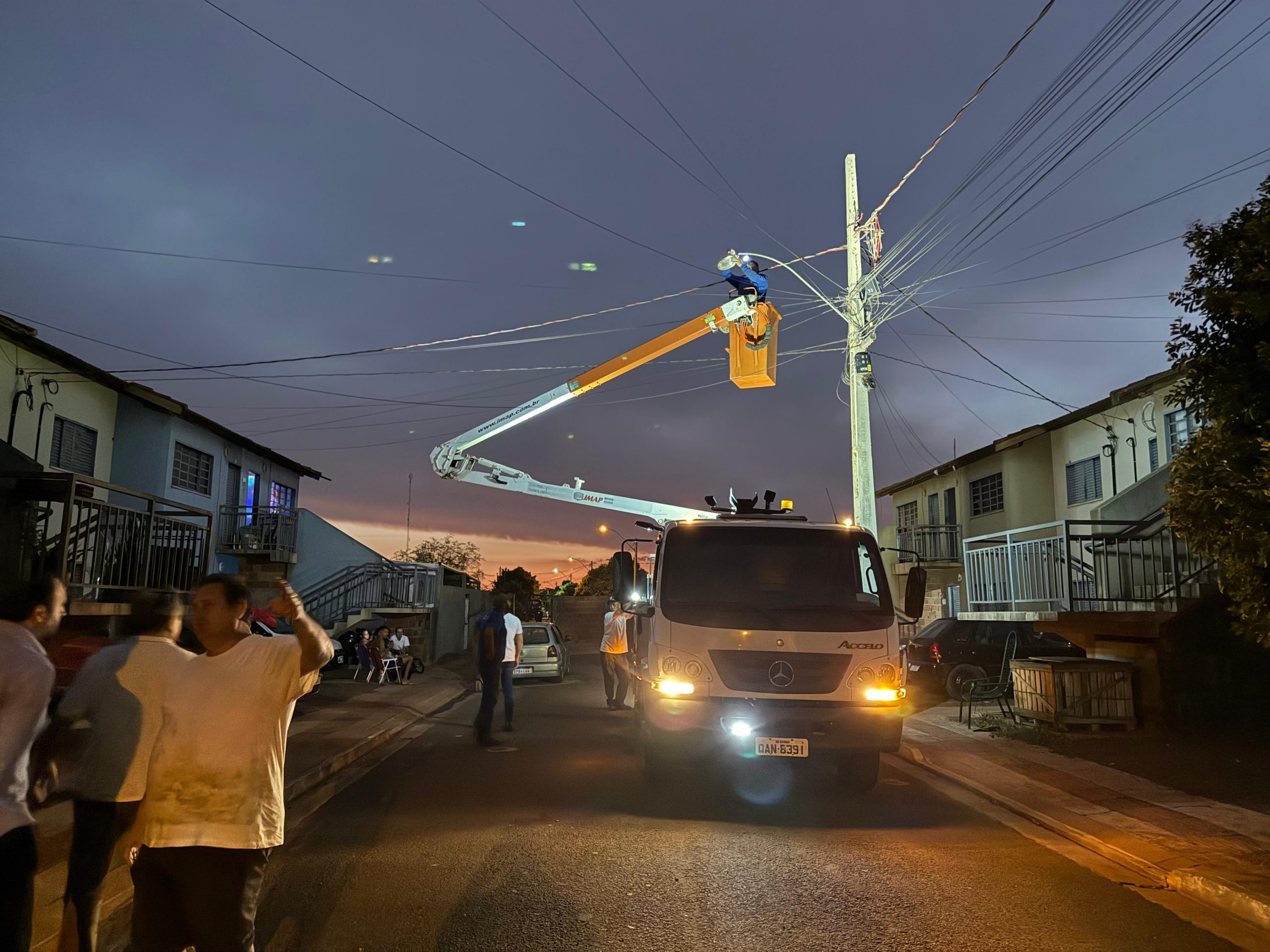 Prefeitura de Naviraí conclui instalação de lâmpadas de LED em todo o residencial “Nelson Trad”
