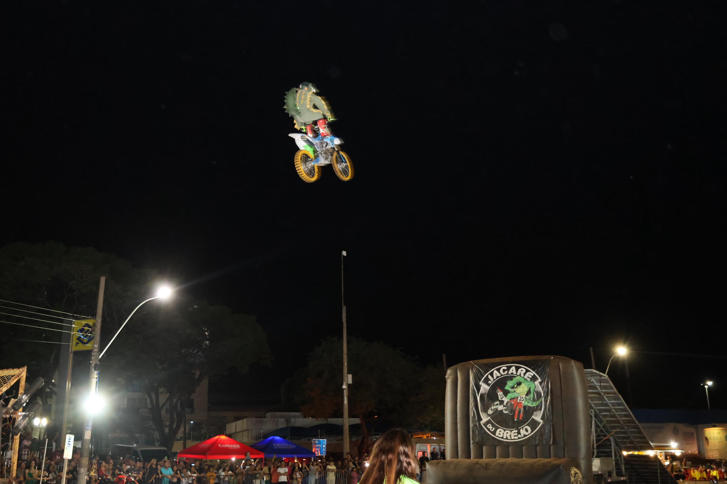 Público de Naviraí foi ao delírio com show radical de motos do Jacaré Du Brejo