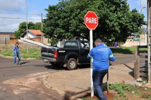 Núcleo de Trânsito atua na instalação de 110 placas de sinalização nos bairros Cidade Jardim e Cia Portal