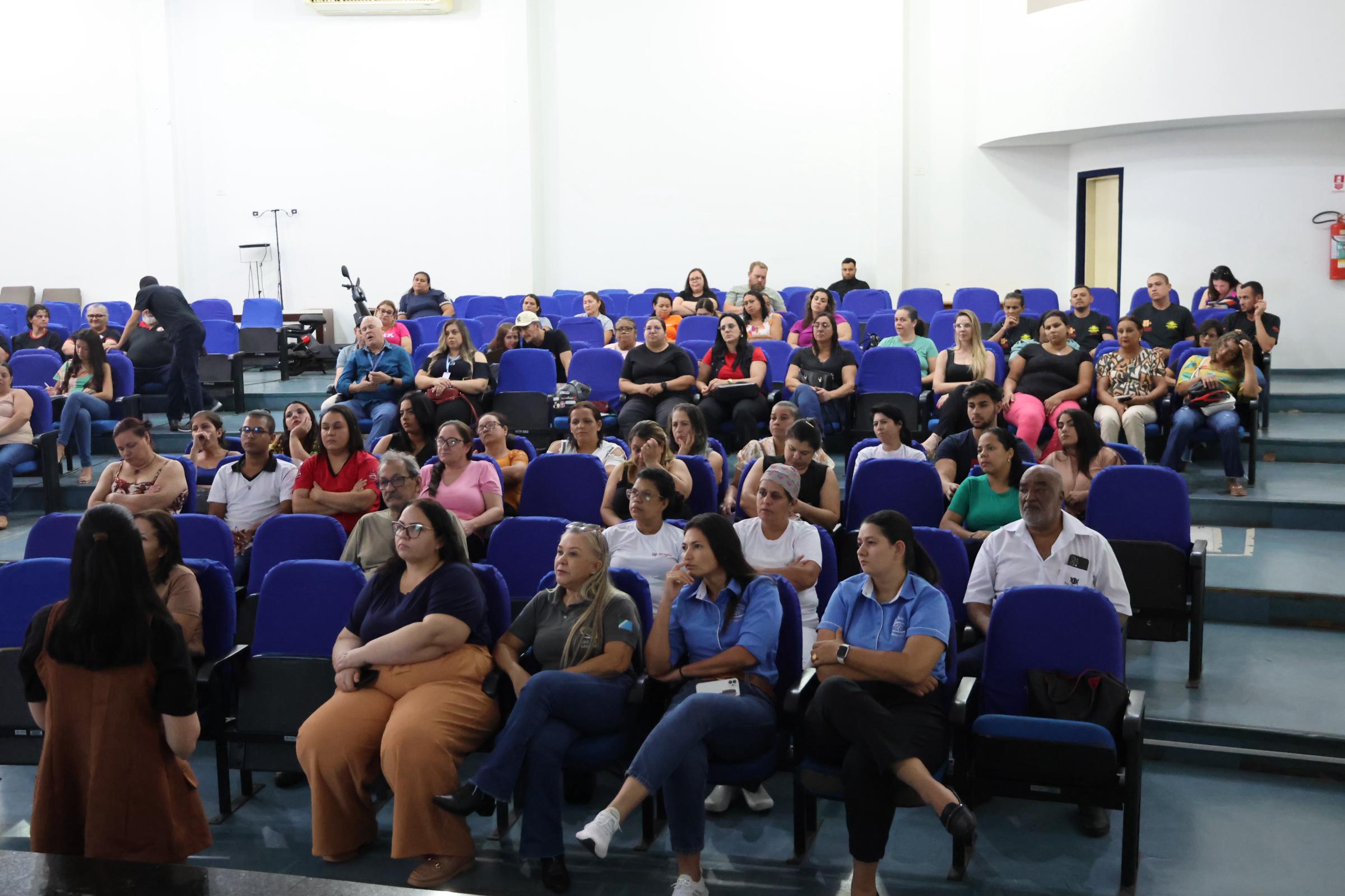 VISA de Naviraí reúne quase 100 pessoas em capacitação sobre manipulação de alimentos