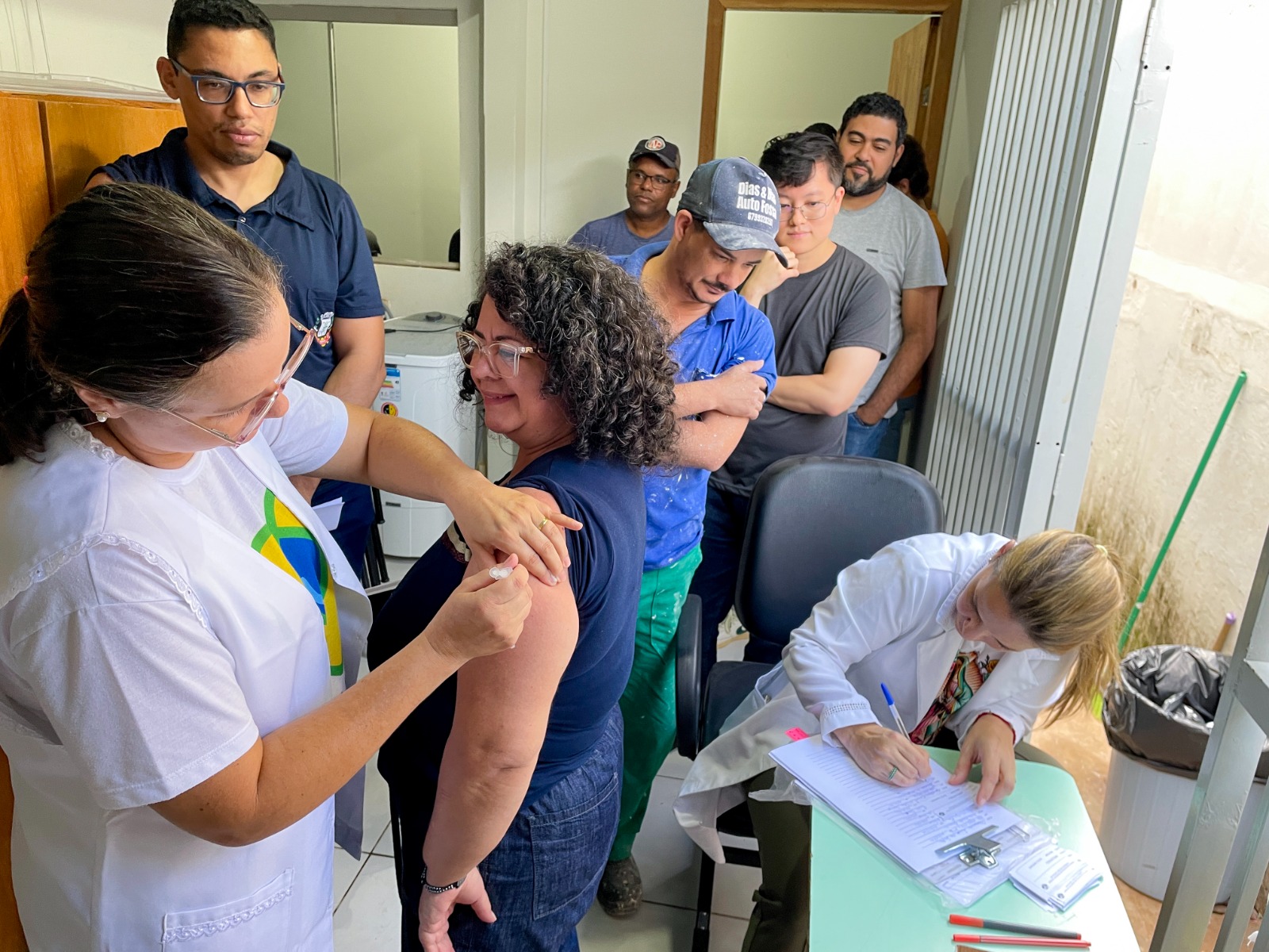 Servidores dão exemplo participando de mutirão de vacinação; campanha terá Drive Thru a partir das 17h