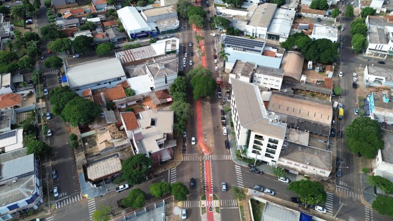 Avenida Dourados começa a ganhar ciclovia; ação visa melhorar a mobilidade urbana de Naviraí Avenida Dourados começa a ganhar ciclovia; ação visa melhorar a mobilidade urbana de Naviraí