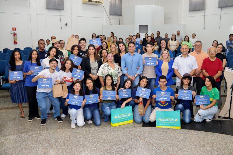 GEMED apresenta e premia os alunos destaques do projeto “Game do Bairro” GEMED apresenta e premia os alunos destaques do projeto “Game do Bairro”