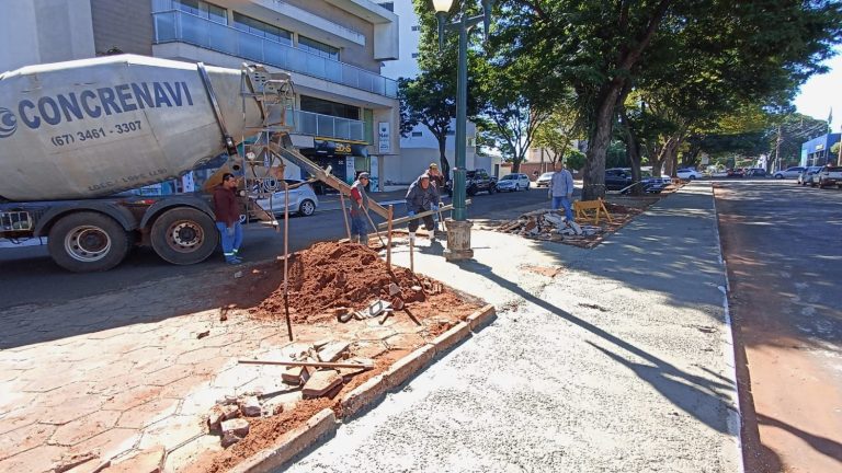 Prefeitura mantém construção de ciclovia na Av. Dourados; Pista de caminhada do Sucupira é revitalizada Prefeitura mantém construção de ciclovia na Av. Dourados; Pista de caminhada do Sucupira é revitalizada