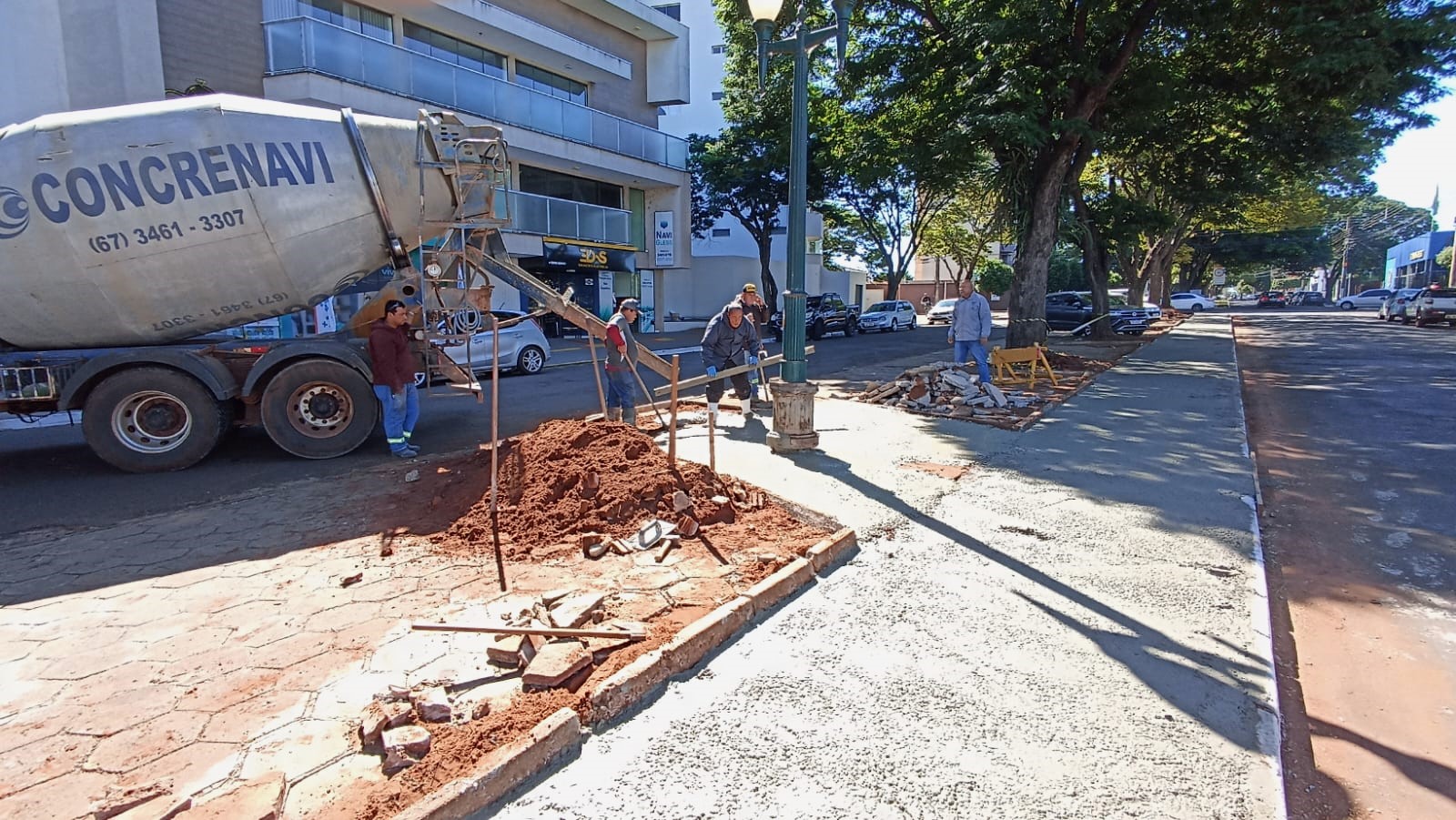Prefeitura mantém construção de ciclovia na Av. Dourados; Pista de caminhada do Sucupira é revitalizada