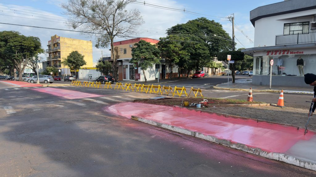 Prefeitura de Naviraí executa sinalização na Av. Dourados com pinturas de faixas de nova ciclovia