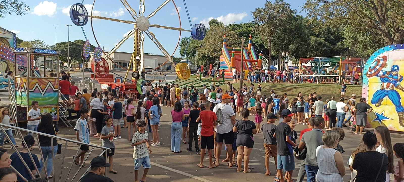 Prefeitura proporciona parquinho infantil grátis e criançada viveu dia de festa total hoje à tarde na 22ª Fejunavi