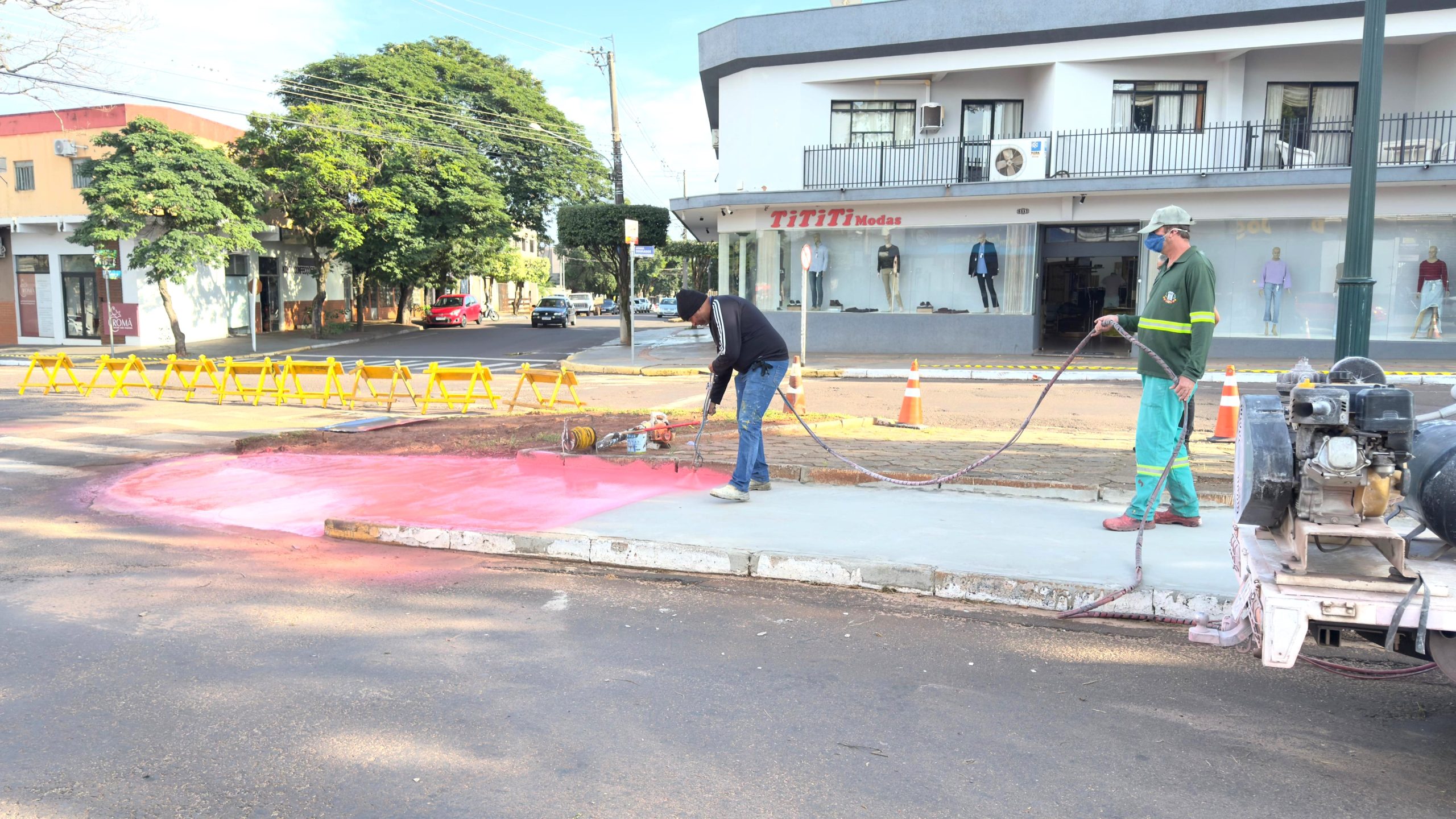 Prefeitura de Naviraí executa sinalização na Av. Dourados com pinturas de faixas de nova ciclovia