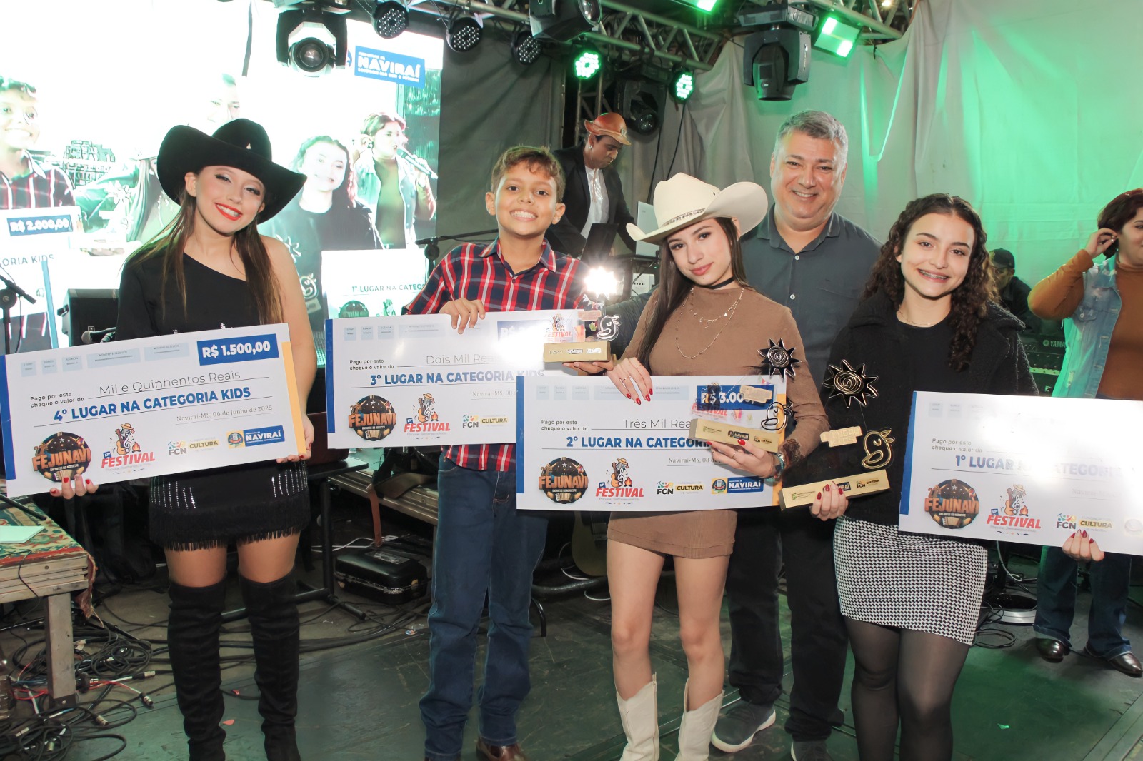 Manu, Adonias, e a dupla Karla e Edivânia os campeões do Festival de Música de Naviraí