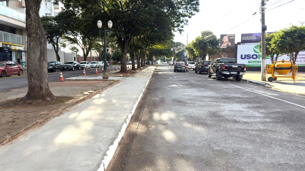 Prefeitura de Naviraí executa sinalização na Av. Dourados com pinturas de faixas de nova ciclovia Prefeitura de Naviraí executa sinalização na Av. Dourados com pinturas de faixas de nova ciclovia