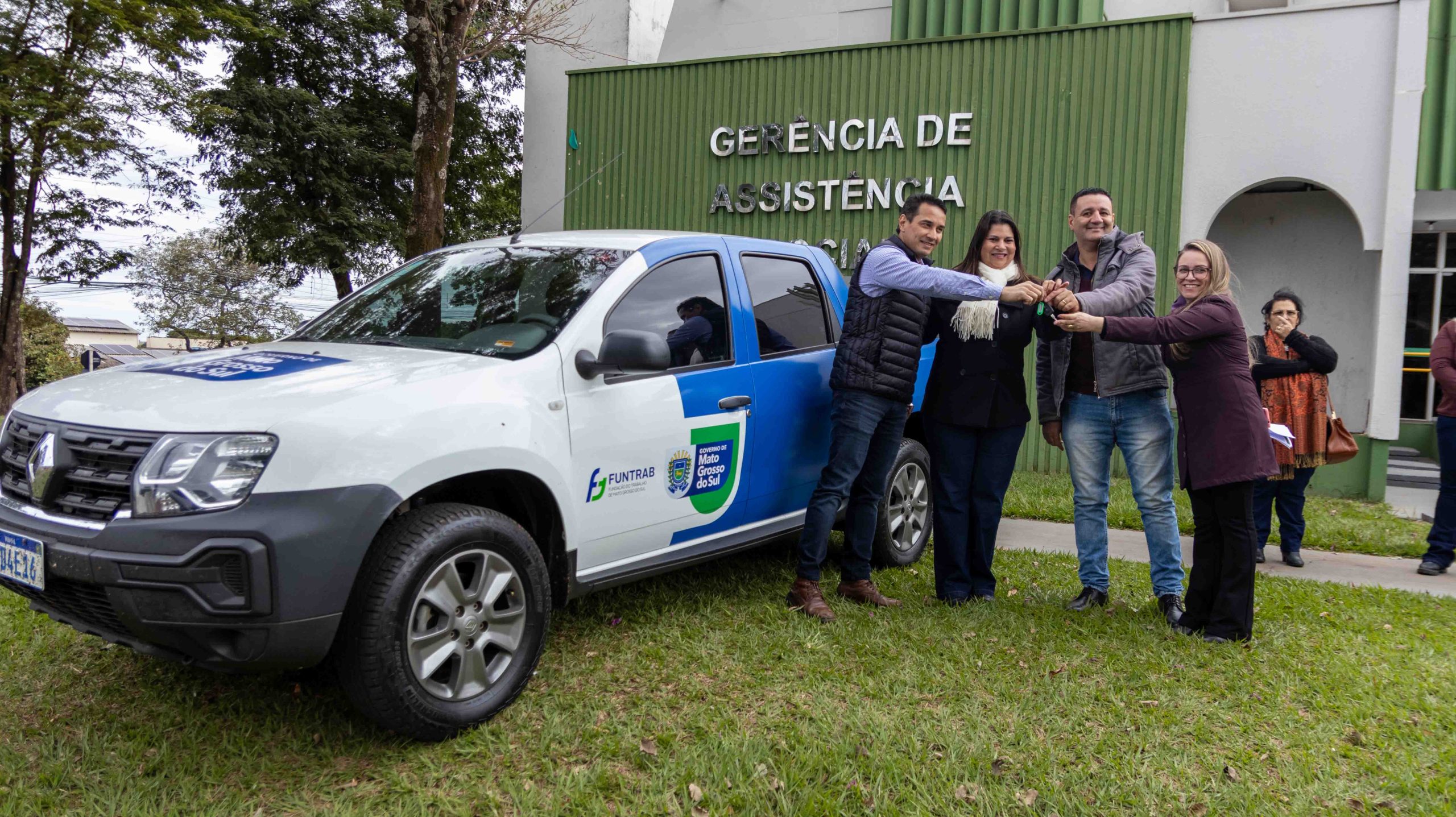Prefeito de Naviraí entrega carro, transferido pela FUNTRAB, a Casa do Trabalhador