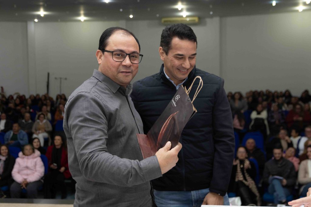 Diretores das Escolas Municipais de Naviraí tomam posse para o triênio 2025–2028 Diretores das Escolas Municipais de Naviraí tomam posse para o triênio 2025–2028