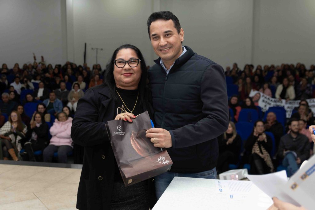 Diretores das Escolas Municipais de Naviraí tomam posse para o triênio 2025–2028 Diretores das Escolas Municipais de Naviraí tomam posse para o triênio 2025–2028